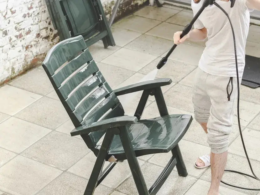 Jak czyścić meble ogrodowe plastikowe? Domowe i profesjonalne sposoby