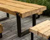 Jakie drewno na stół ogrodowy? Wybierz trwały i piękny materiał
