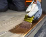 Czym pomalować altanę drewnianą? Wybierz i maluj jak ekspert!
