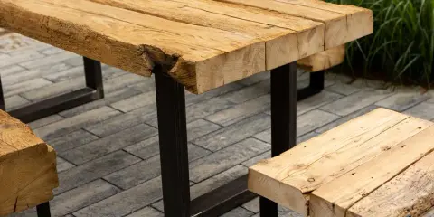 Jakie drewno na stół ogrodowy? Wybierz trwały i piękny materiał