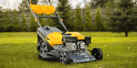 Kosiarka z napędem: Jak wybrać idealny model? Poradnik