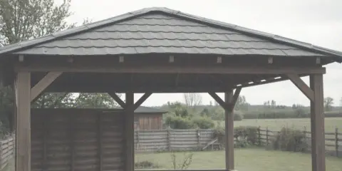 Co na dach altany? Porównaj materiały i wybierz idealne pokrycie!