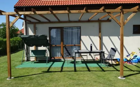Jak zbudować pergolę z drutu? Tani i nowoczesny projekt DIY.