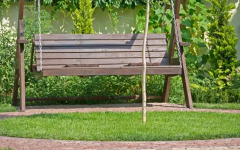 Huśtawka z kantówek: Wymiary, budowa DIY i bezpieczeństwo