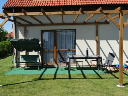 Jak zbudować pergolę z drutu? Tani i nowoczesny projekt DIY.