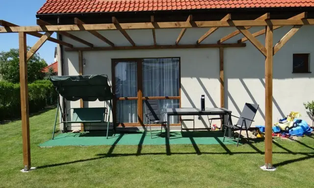 Jak zbudować pergolę z drutu? Tani i nowoczesny projekt DIY.