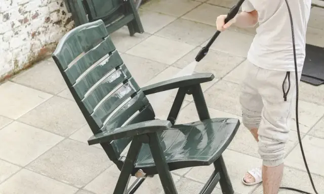 Jak czyścić meble ogrodowe plastikowe? Domowe i profesjonalne sposoby