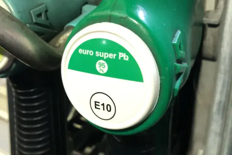 etykieta paliwa E10 na dystrybutorze