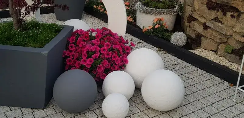 dekoracje kul betonowych w ogrodzie