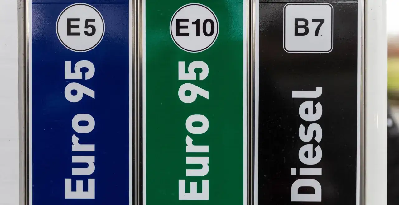 Benzyna E10 symbol na dystrybutorze